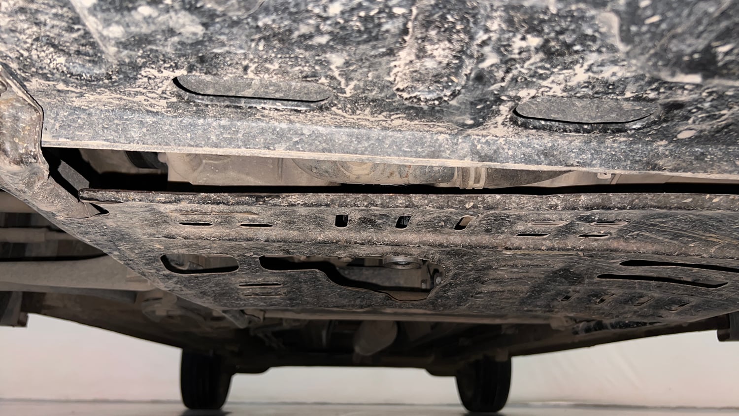 Used 2021 Renault Kiger RXZ AMT Dual Tone Petrol Automatic extra FRONT LEFT UNDERBODY VIEW