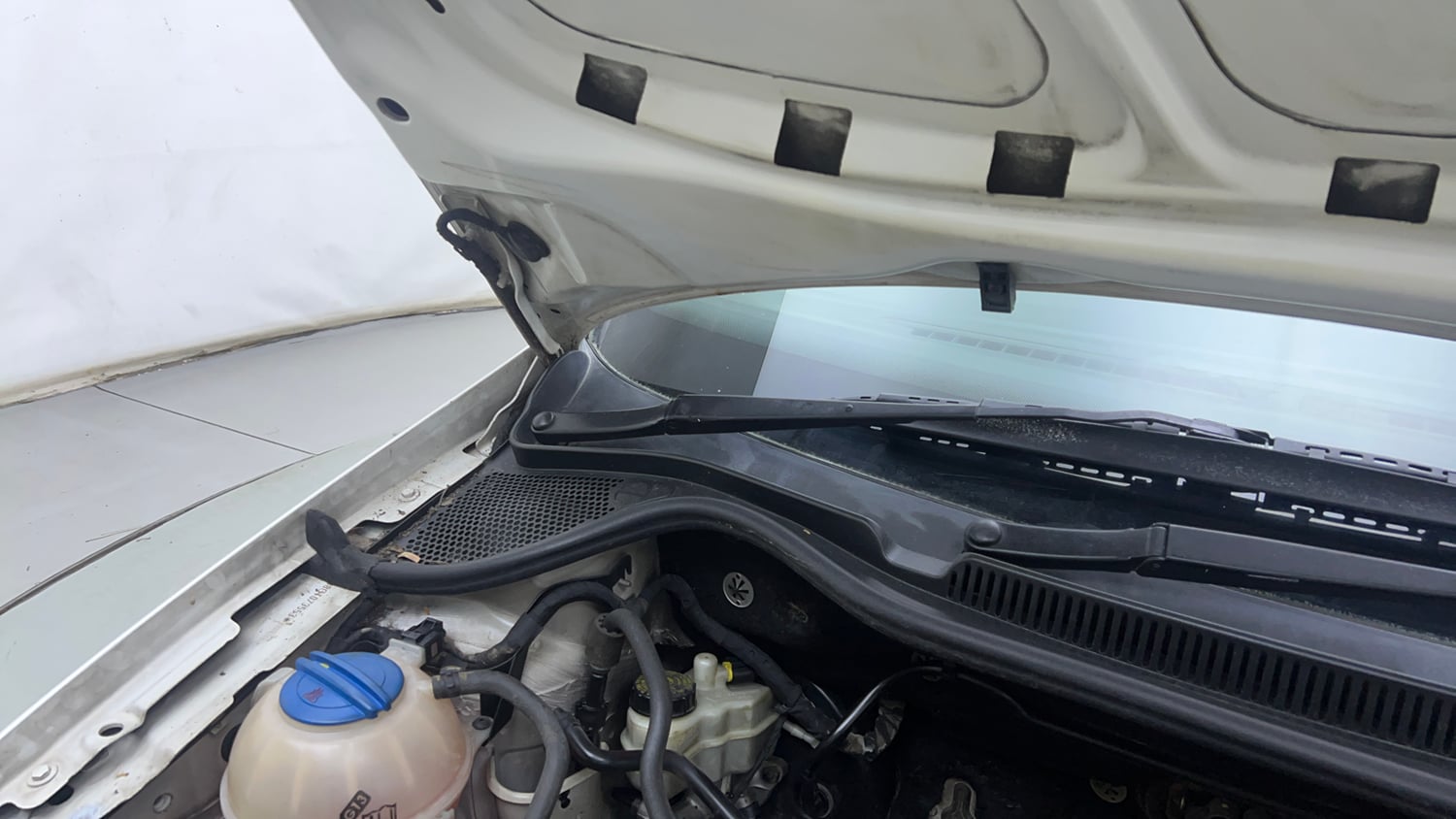 Used 2016 Volkswagen Polo GT TSI Petrol Automatic engine ENGINE RIGHT SIDE HINGE & APRON VIEW