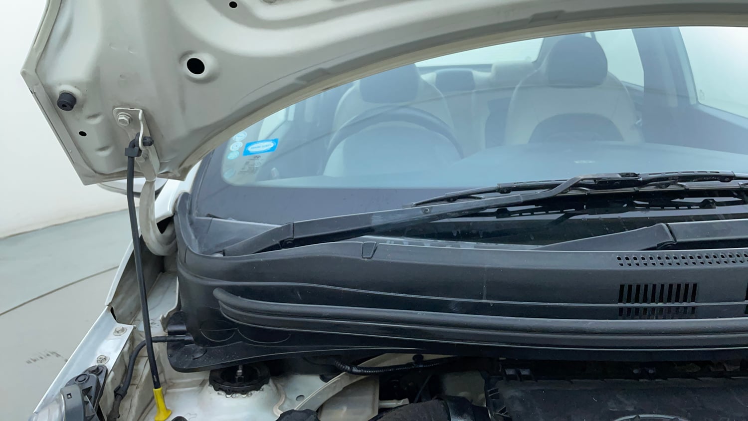 Used 2016 Hyundai Xcent S 1.2 Petrol Manual engine ENGINE RIGHT SIDE HINGE & APRON VIEW