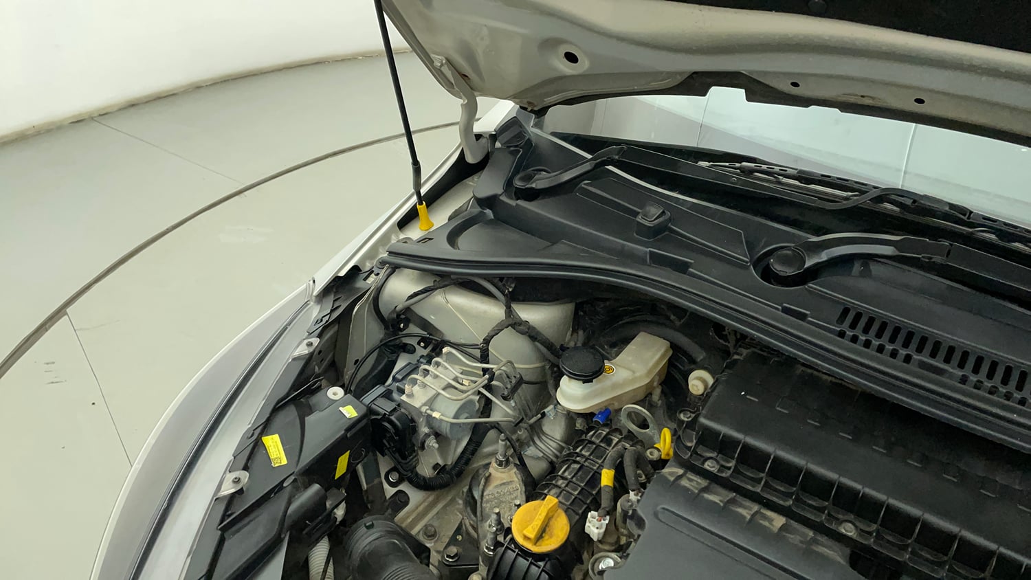 Used 2020 Tata Tiago XZ Petrol Manual engine ENGINE RIGHT SIDE HINGE & APRON VIEW