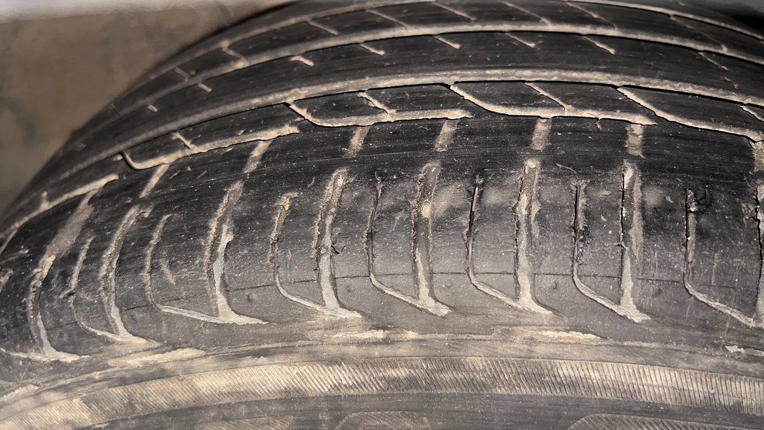 Used 2020 Kia Sonet GTX Plus 1.0 DCT Petrol Automatic tyres LEFT REAR TYRE TREAD VIEW