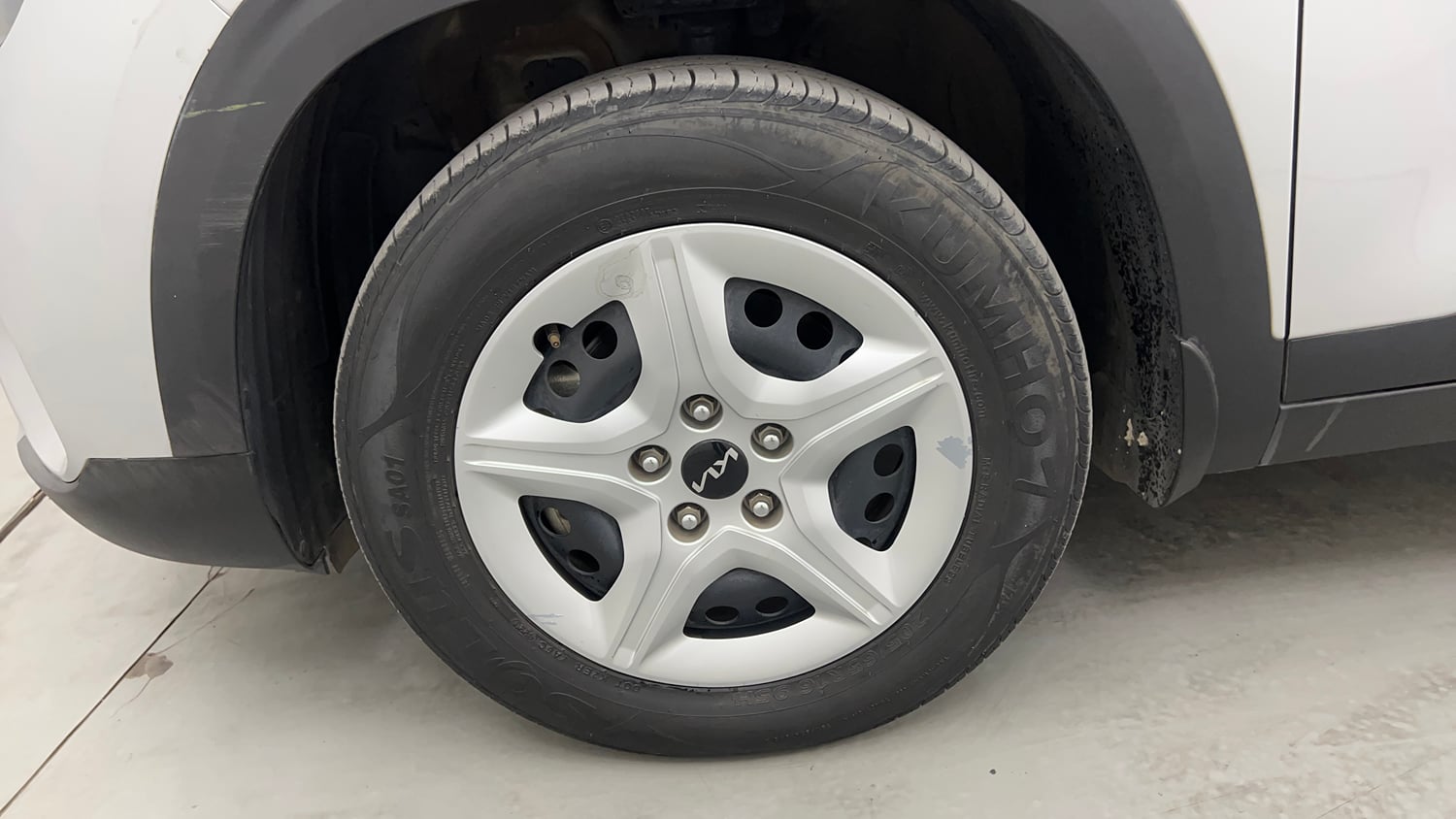 Used 2024 Kia Seltos HTK 1.5 Diesel MT Diesel Manual tyres LEFT FRONT TYRE RIM VIEW