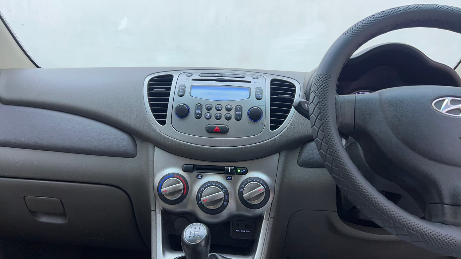 Used 2015 Hyundai i10 Sportz 1.1 iRDE2 Petrol Manual interior MUSIC SYSTEM & AC CONTROL VIEW