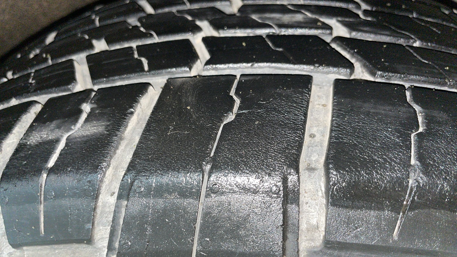 Used 2022 Mahindra XUV700 AX 5 Petrol AT 5 STR Petrol Automatic tyres RIGHT FRONT TYRE TREAD VIEW