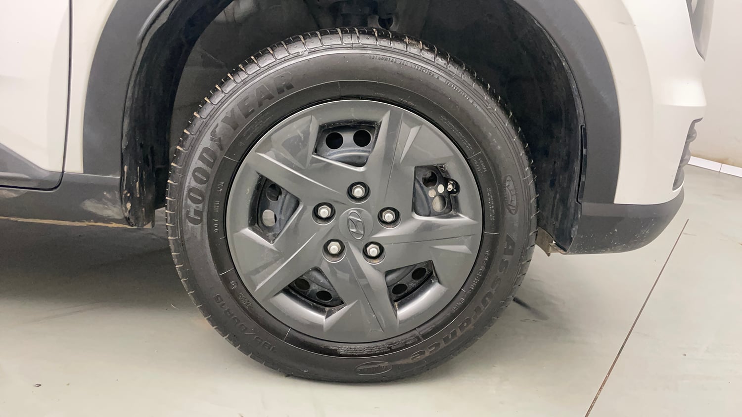 Used 2024 Hyundai Venue SX 1.2 Petrol Petrol Manual tyres RIGHT FRONT TYRE RIM VIEW