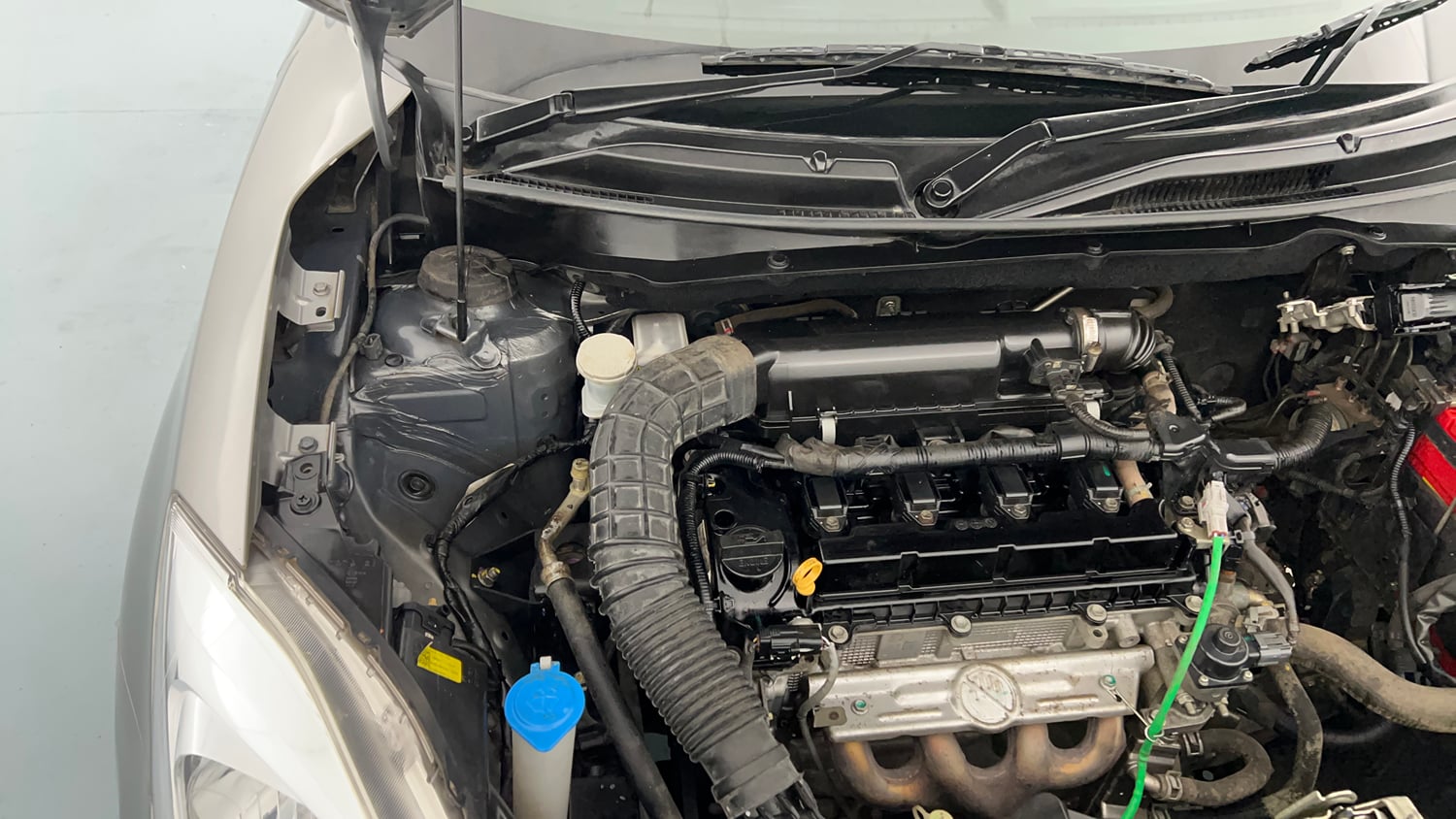 Used 2021 Maruti Suzuki Dzire VXi Petrol Manual engine ENGINE RIGHT SIDE HINGE & APRON VIEW