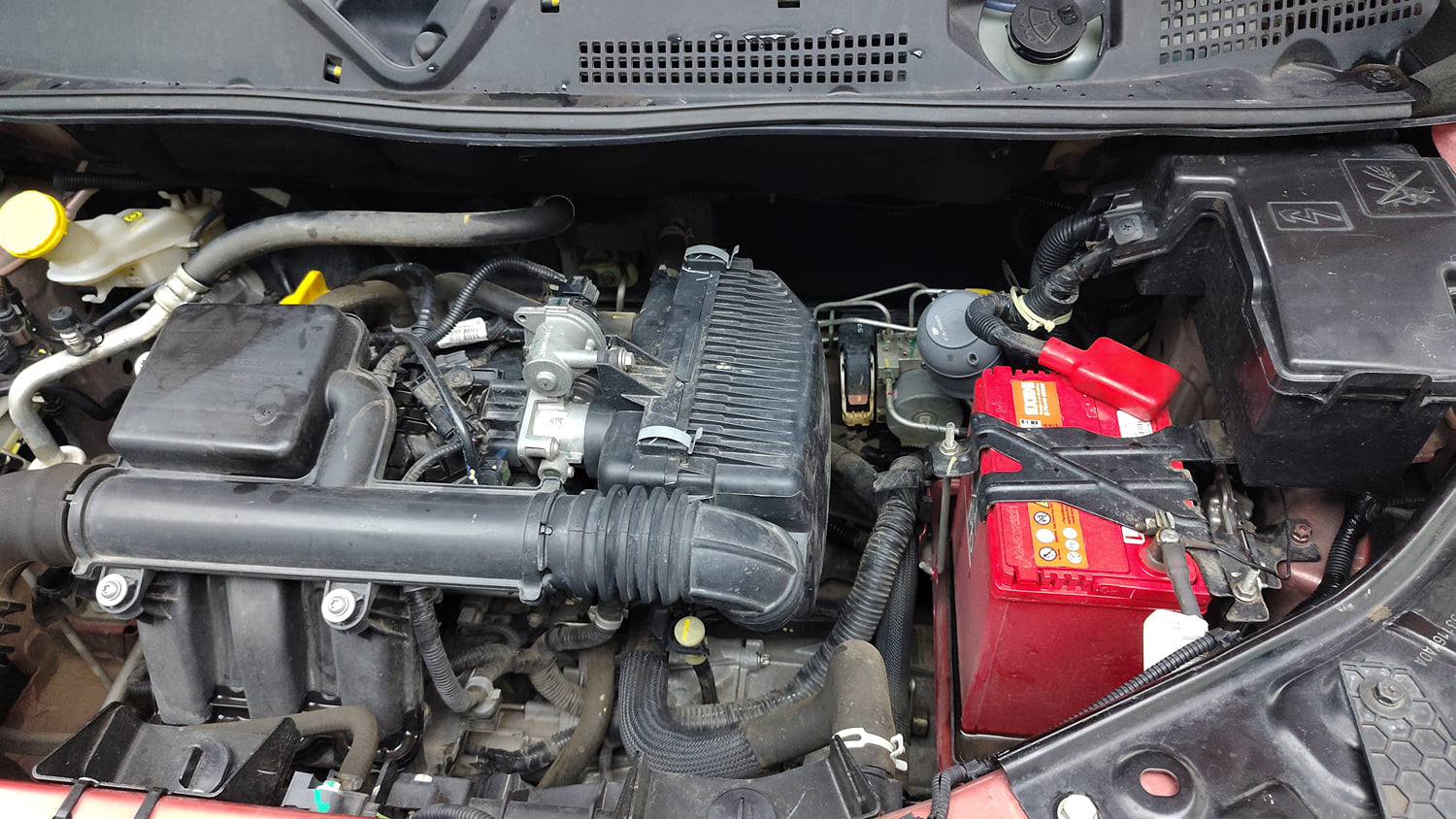 Used 2025 Nissan Magnite XE Petrol Manual engine ENGINE LEFT SIDE VIEW