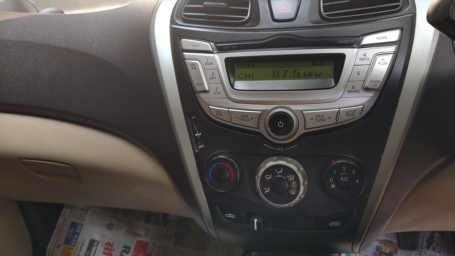 Used 2018 Hyundai Eon Magna + Petrol Manual interior MUSIC SYSTEM & AC CONTROL VIEW