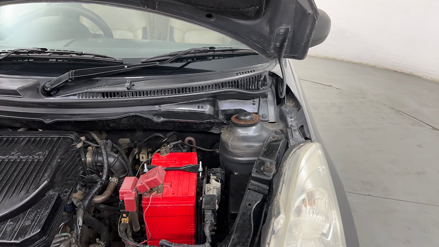 Used 2014 Maruti Suzuki Swift LXi Petrol Manual engine ENGINE LEFT SIDE HINGE & APRON VIEW