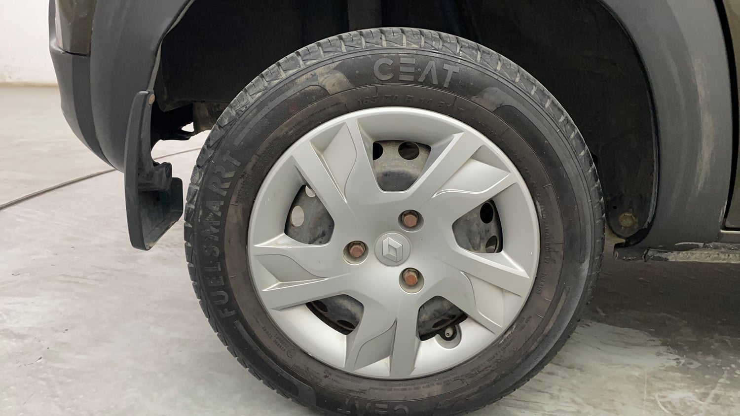 Used 2020 Renault Kwid 1.0 RXT AMT Opt Petrol Automatic tyres RIGHT REAR TYRE RIM VIEW