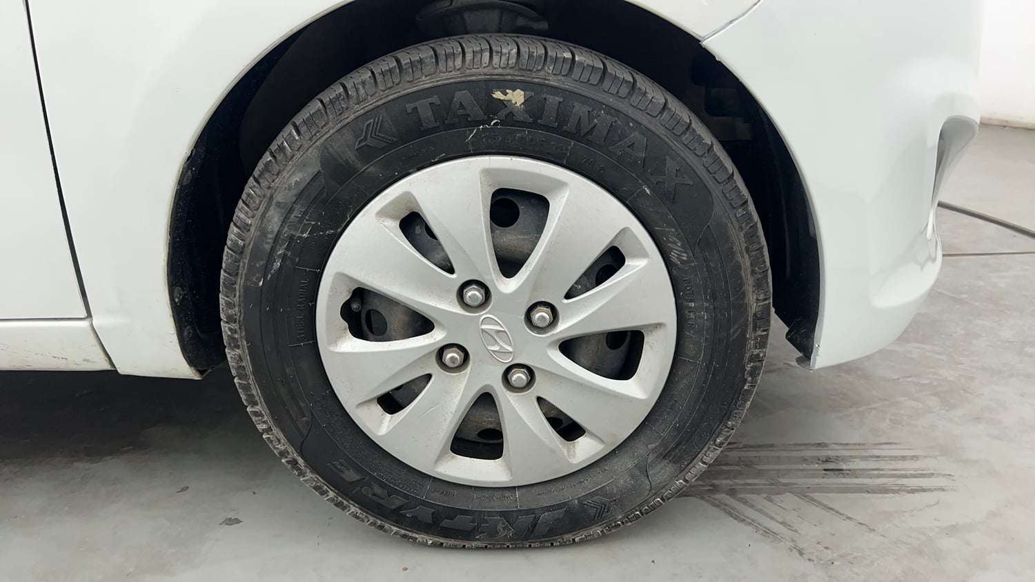 Used 2013 Hyundai i10 Sportz 1.2 Kappa2 Petrol Manual tyres RIGHT FRONT TYRE RIM VIEW