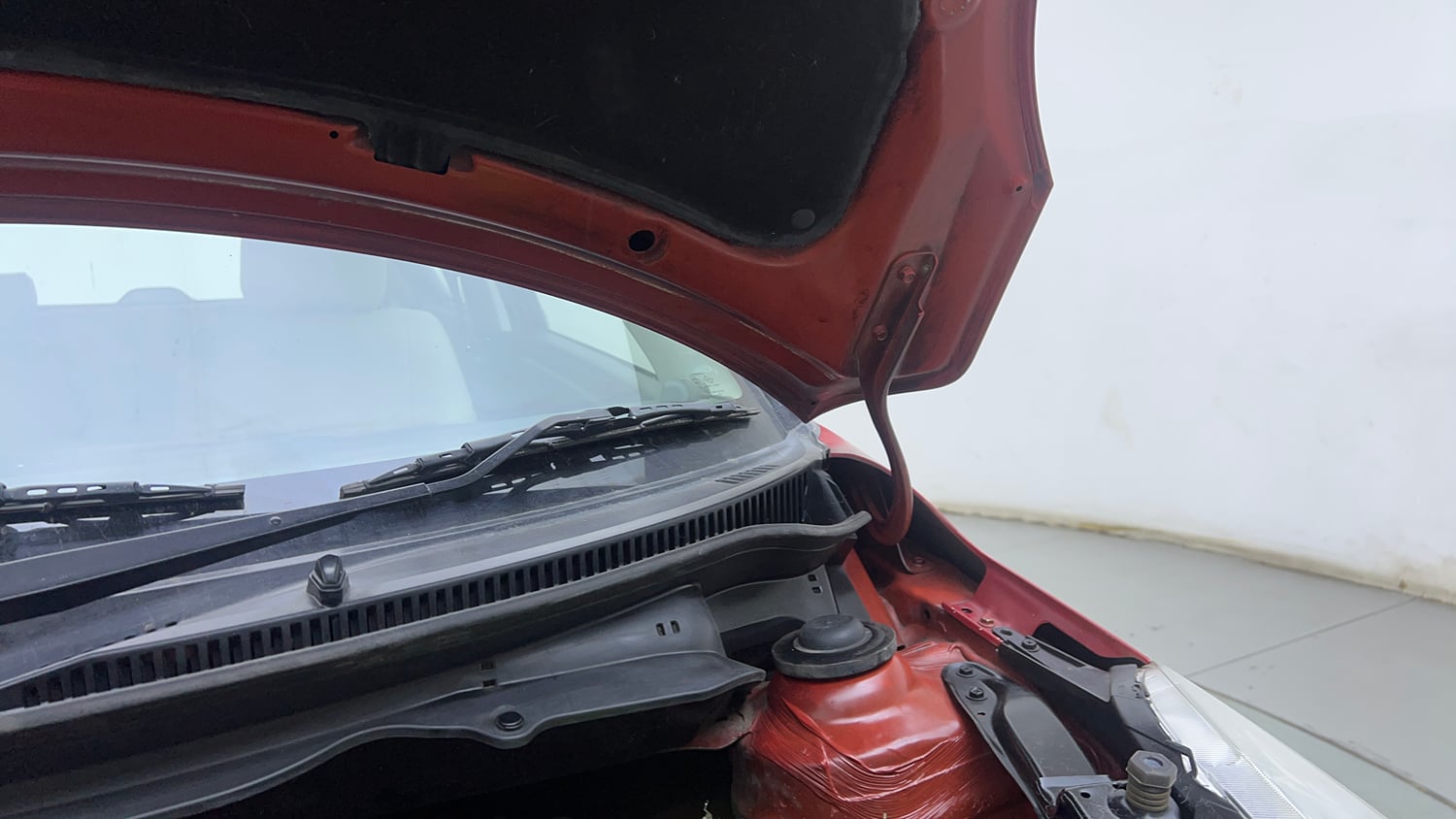 Used 2014 Maruti Suzuki Swift VXi Petrol Manual engine ENGINE LEFT SIDE HINGE & APRON VIEW