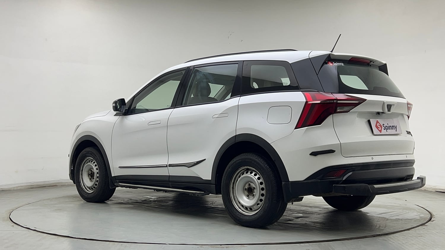 Used 2022 Mahindra XUV700 MX Petrol MT 5 STR Petrol Manual exterior LEFT REAR CORNER VIEW