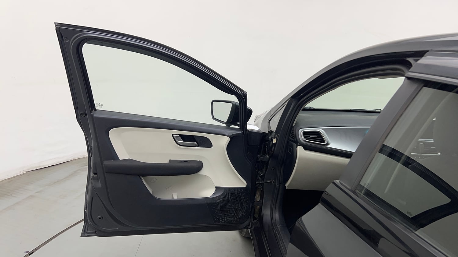 Used 2021 Tata Altroz XZ Petrol Petrol Manual interior LEFT FRONT DOOR OPEN VIEW