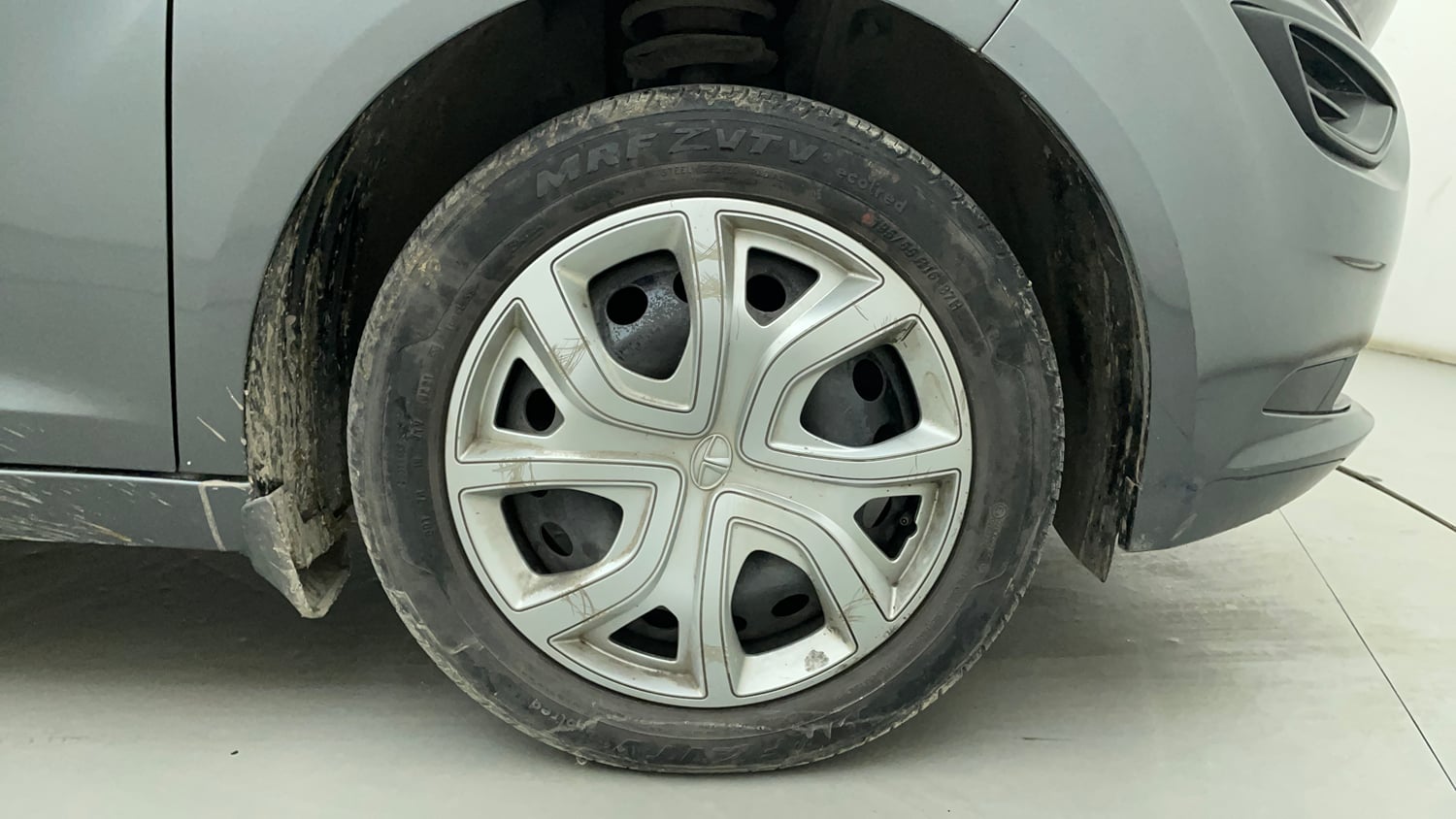 Used 2022 Tata Altroz XM Plus Petrol Petrol Manual tyres RIGHT FRONT TYRE RIM VIEW
