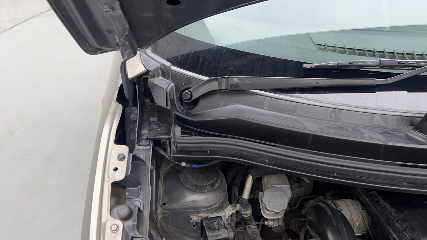 Used 2023 Maruti Suzuki Wagon R VXI 1.0 Petrol Manual engine ENGINE RIGHT SIDE HINGE & APRON VIEW