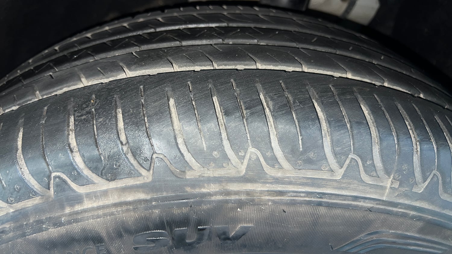 Used 2022 Mahindra XUV700 MX Petrol MT 5 STR Petrol Manual tyres LEFT FRONT TYRE TREAD VIEW