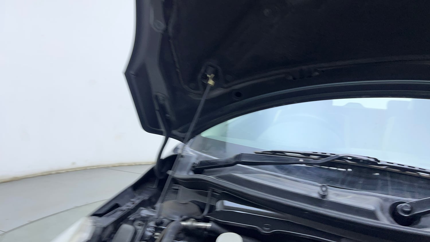 Used 2012 Maruti Suzuki Swift VXi Petrol Manual engine ENGINE RIGHT SIDE HINGE & APRON VIEW
