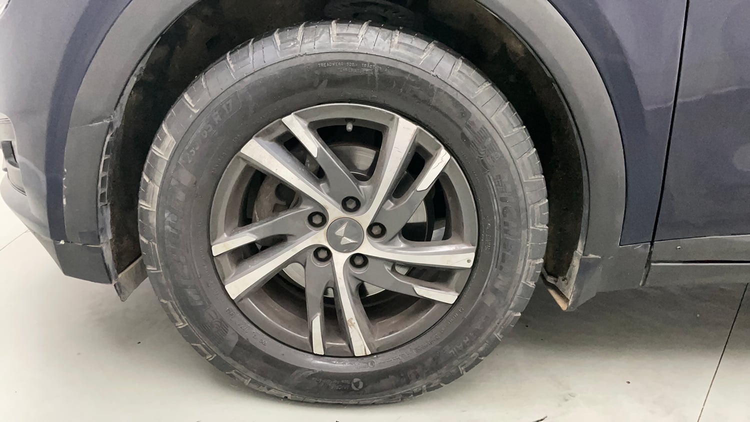 Used 2022 Mahindra XUV700 AX 5 Petrol AT 5 STR Petrol Automatic tyres LEFT FRONT TYRE RIM VIEW