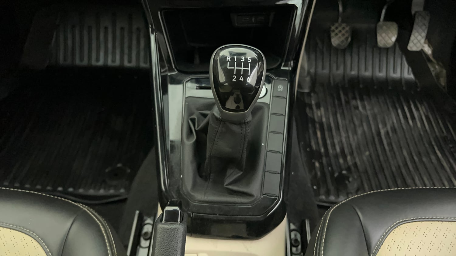 Used 2024 Volkswagen Virtus Highline 1.0 TSI MT Petrol Manual interior GEAR  KNOB VIEW
