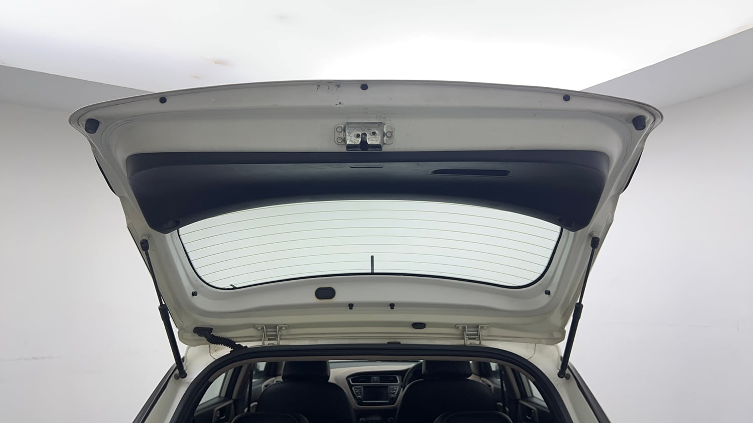 Used 2018 Hyundai Elite i20 Asta 1.2 AT Petrol Automatic interior DICKY DOOR OPEN VIEW