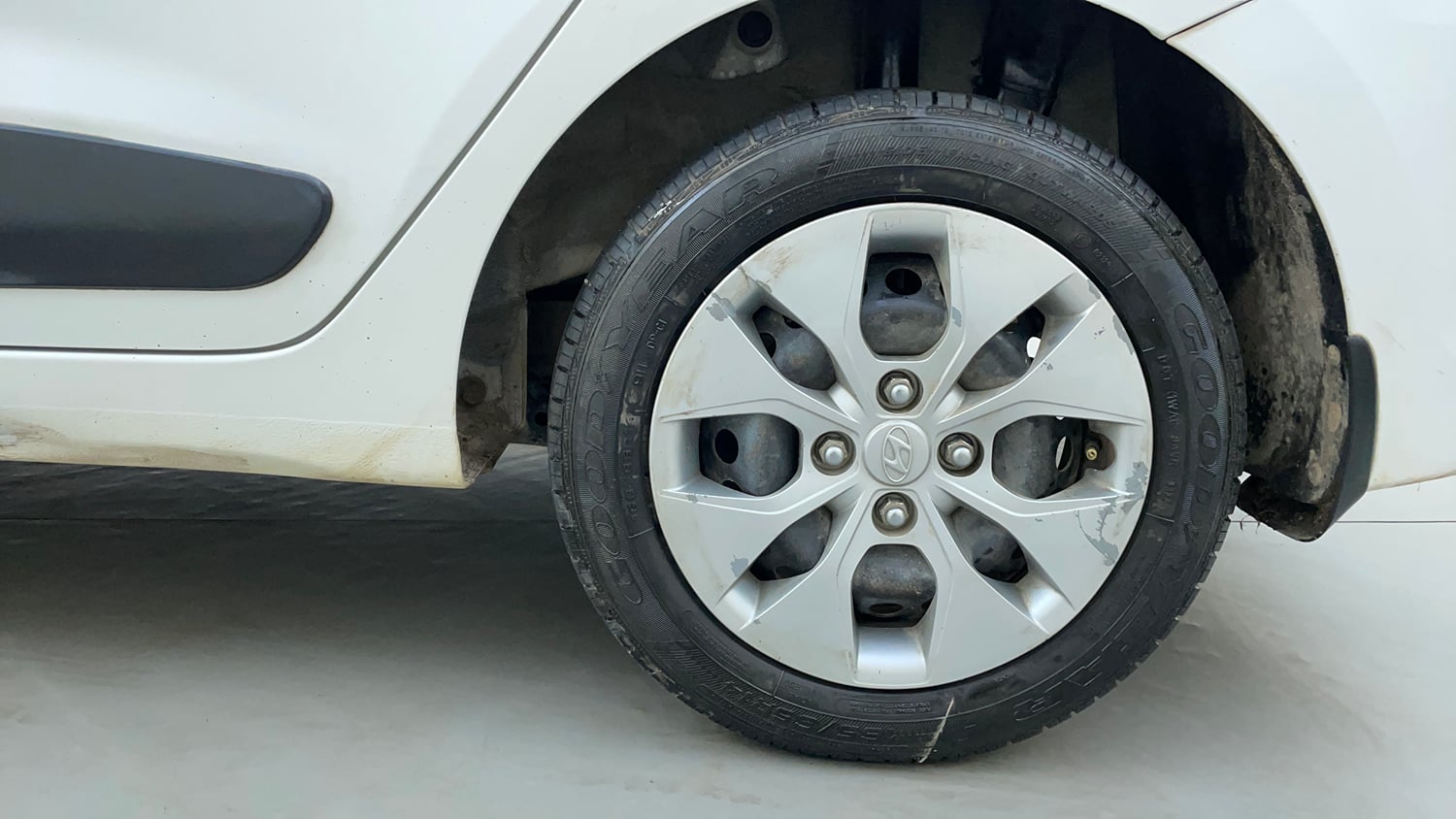 Used 2016 Hyundai Xcent S 1.2 Petrol Manual tyres LEFT REAR TYRE RIM VIEW