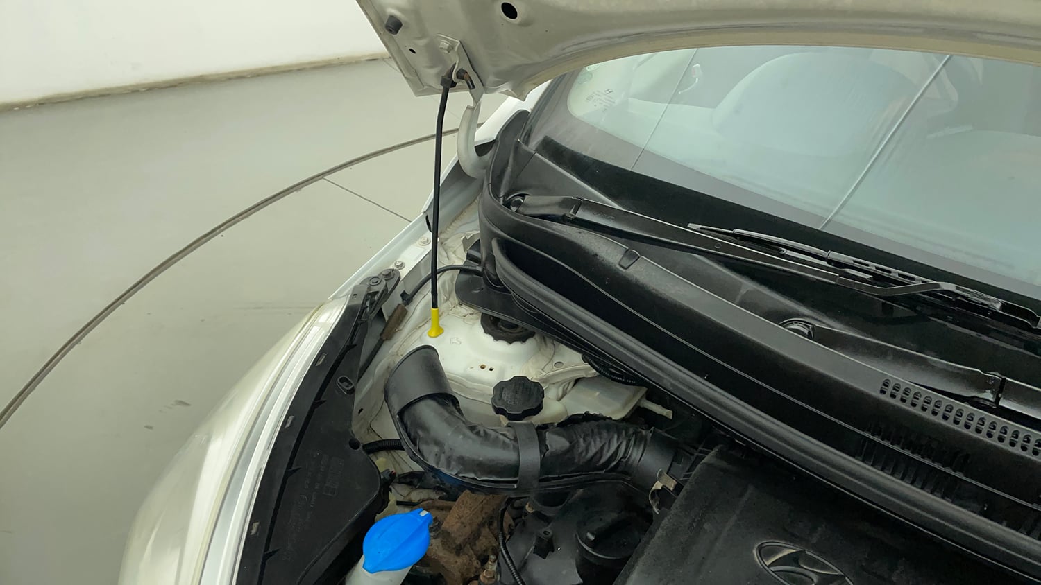 Used 2018 Hyundai Grand i10 Sportz (O) 1.2 Kappa VTVT Petrol Manual engine ENGINE RIGHT SIDE HINGE & APRON VIEW