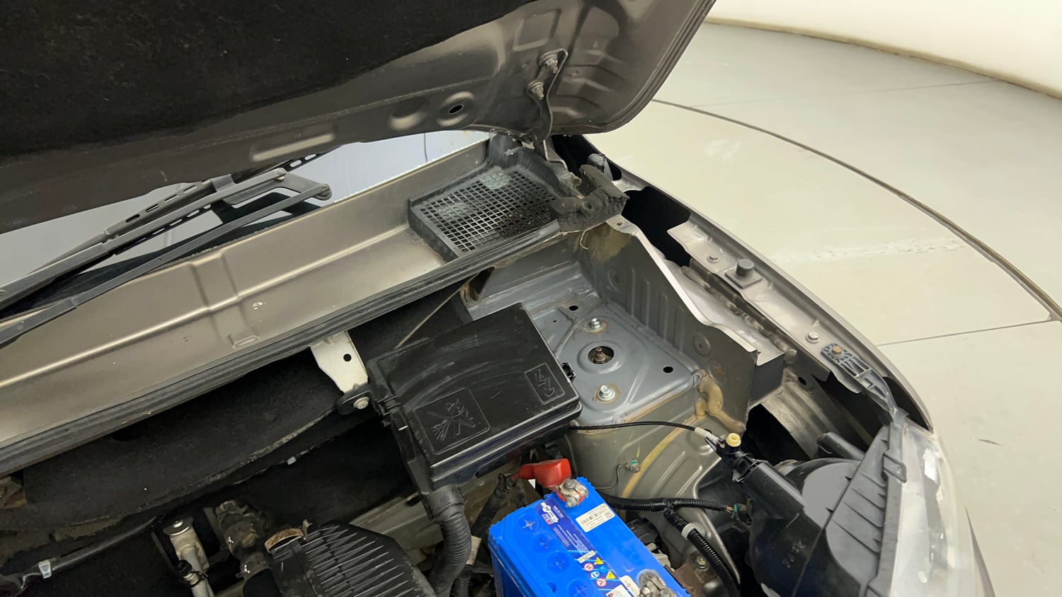 Used 2018 Renault Kwid 1.0 RXL Petrol Manual engine ENGINE LEFT SIDE HINGE & APRON VIEW