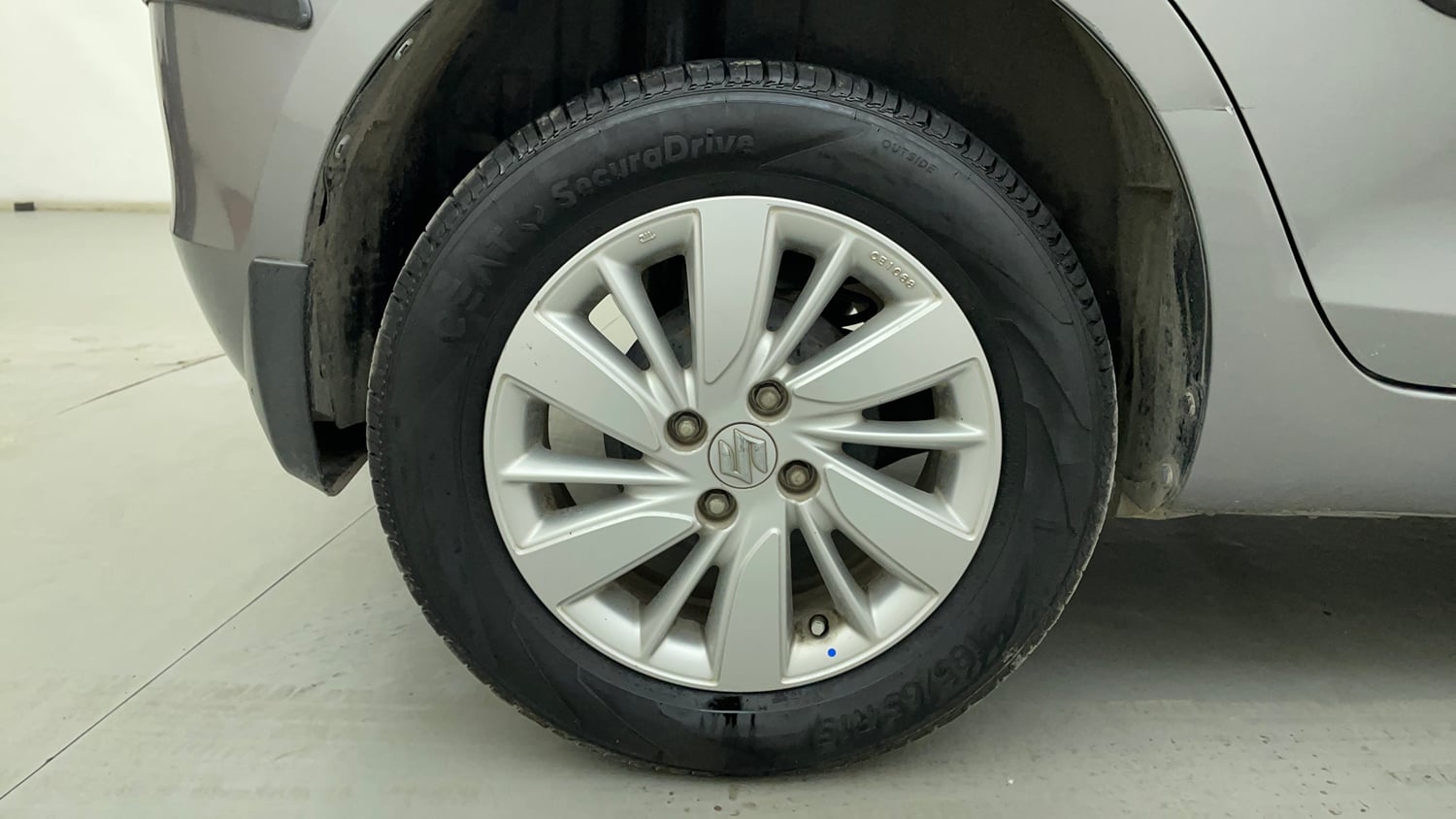 Used 2015 Maruti Suzuki Swift ZXi Petrol Manual tyres RIGHT REAR TYRE RIM VIEW