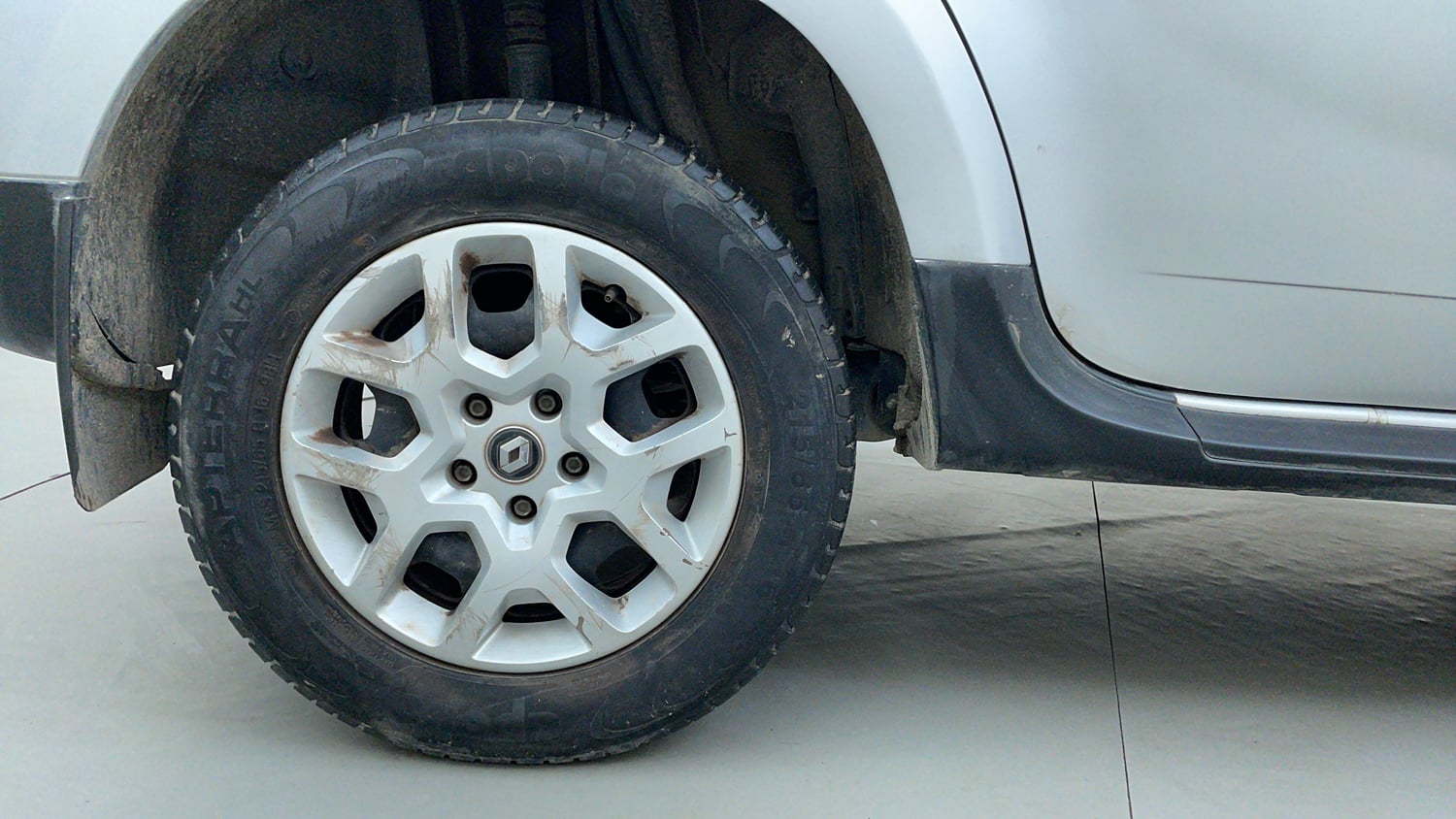 Used 2017 Renault Duster RXL Petrol Petrol Manual tyres RIGHT REAR TYRE RIM VIEW
