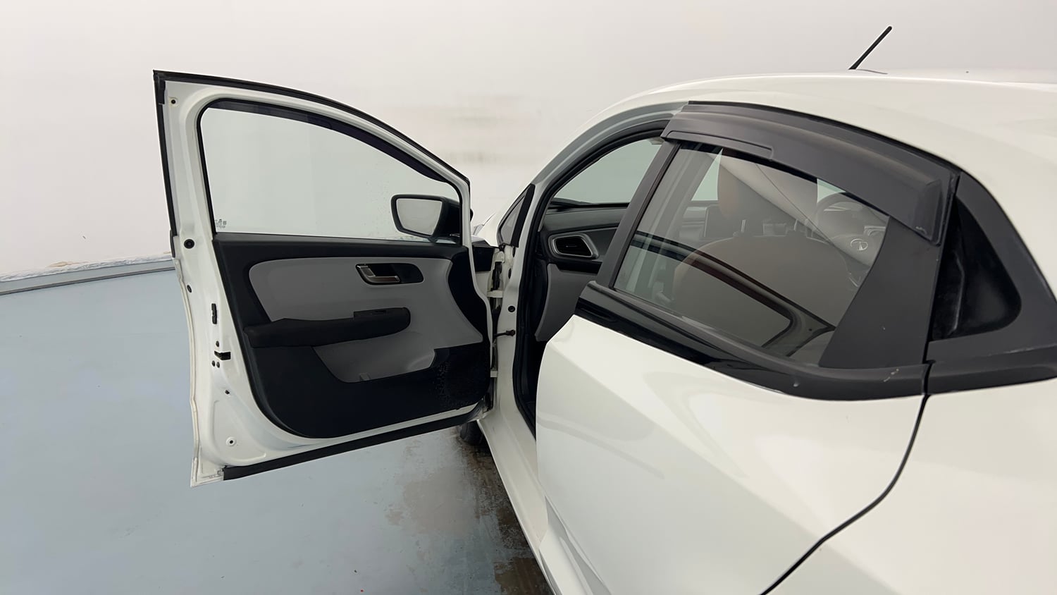 Used 2020 Tata Altroz XZ Petrol Petrol Manual interior LEFT FRONT DOOR OPEN VIEW
