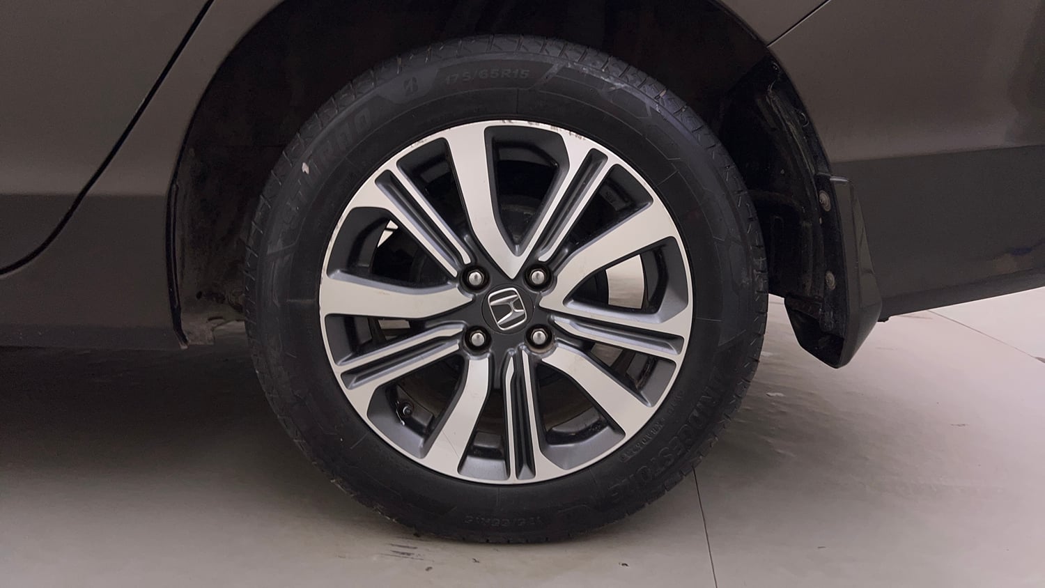 Used 2017 Honda City V Petrol Petrol Manual tyres LEFT REAR TYRE RIM VIEW