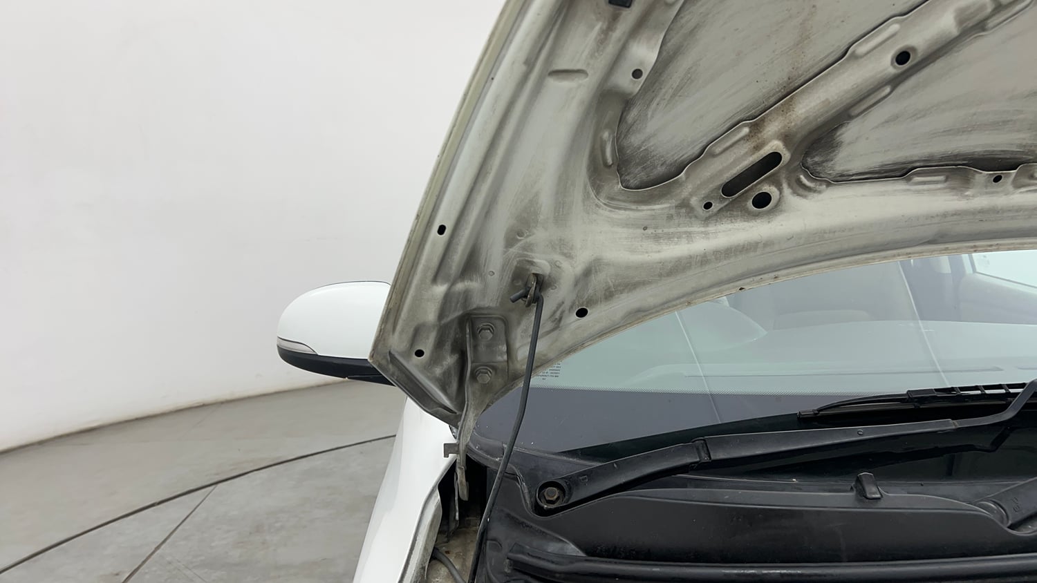 Used 2013 Hyundai i10 Sportz 1.2 Kappa2 Petrol Manual engine ENGINE RIGHT SIDE HINGE & APRON VIEW