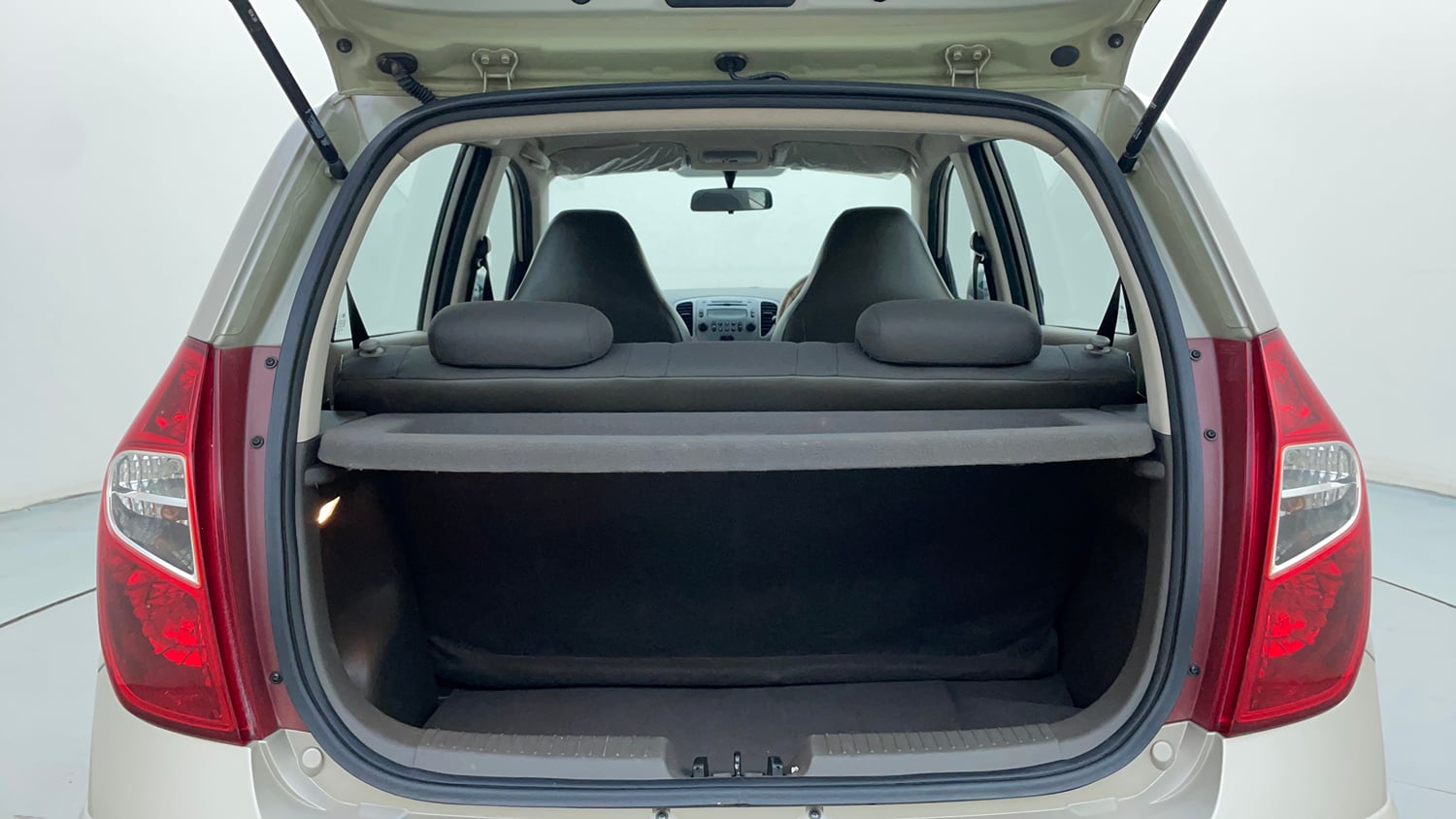 Used 2013 Hyundai i10 Sportz 1.2 Kappa2 Petrol Manual interior DICKY INSIDE VIEW
