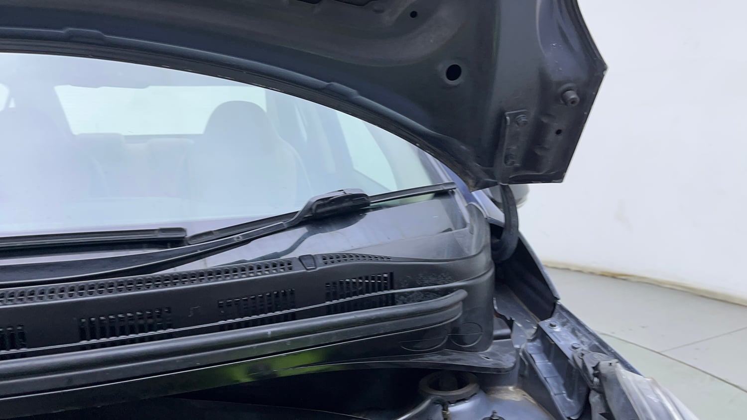 Used 2014 Hyundai Xcent SX 1.2 (O) Petrol Manual engine ENGINE LEFT SIDE HINGE & APRON VIEW