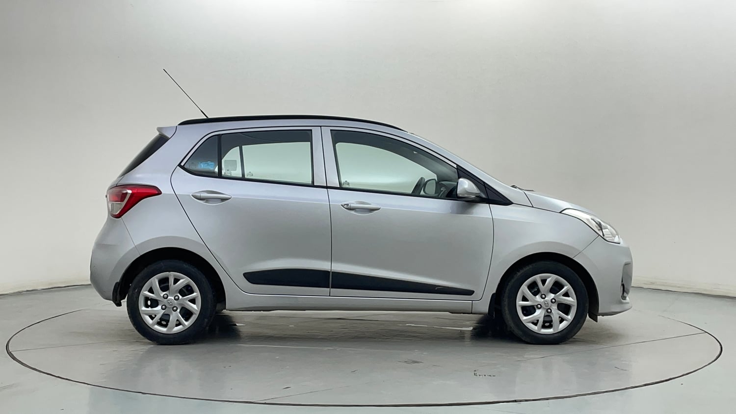Used 2017 Hyundai Grand i10 Sportz 1.2 Kappa VTVT Petrol Manual exterior RIGHT SIDE VIEW