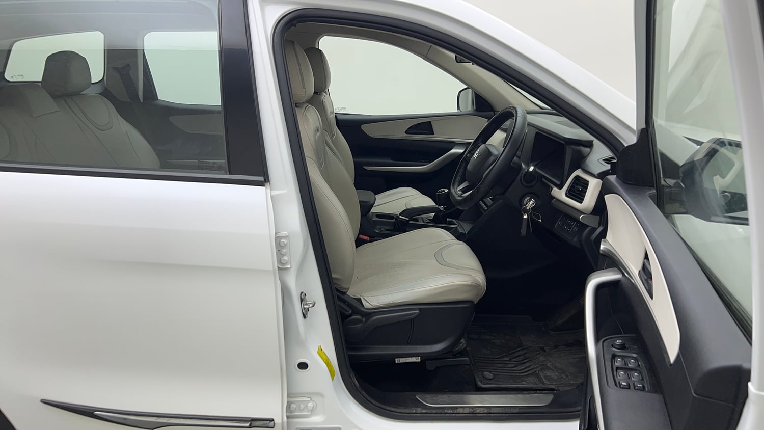 Used 2022 Mahindra XUV700 MX Petrol MT 5 STR Petrol Manual interior RIGHT SIDE FRONT DOOR CABIN VIEW