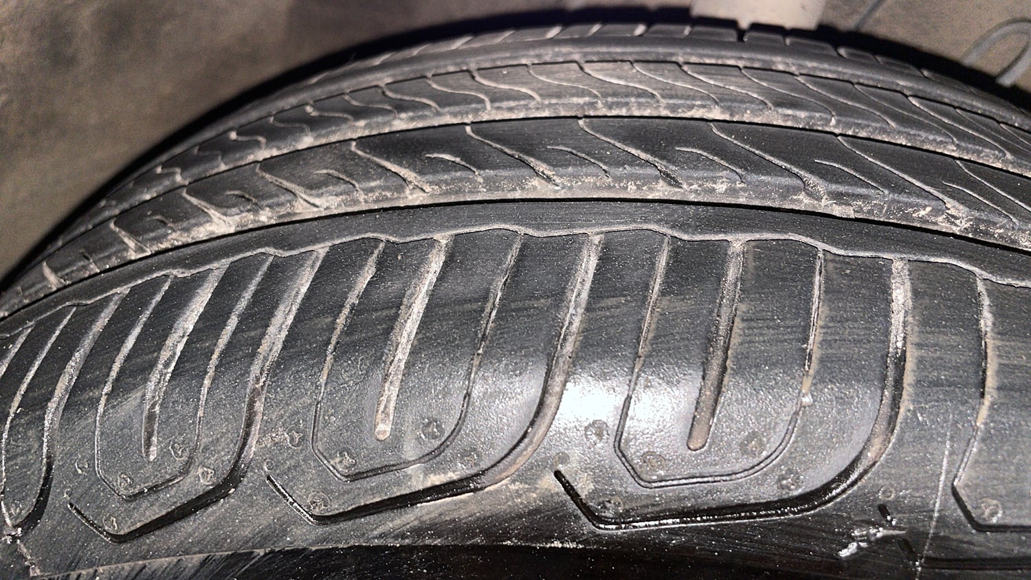 Used 2013 Hyundai i20 Asta 1.2 Petrol Manual tyres RIGHT FRONT TYRE TREAD VIEW
