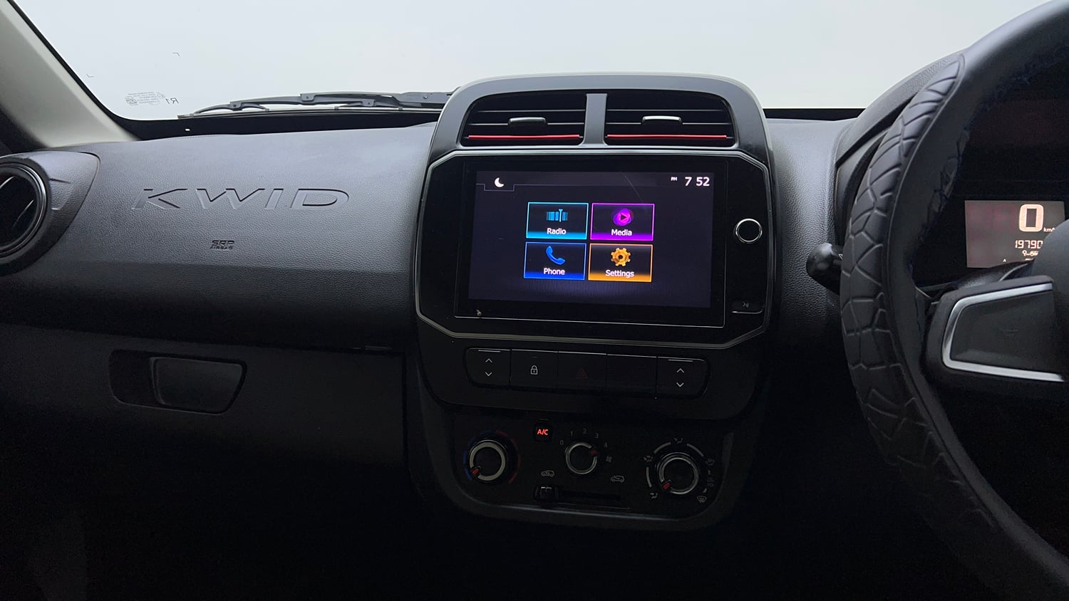 Used 2022 Renault Kwid RXT 1.0 Petrol Manual top_features Integrated (in-dash) music system