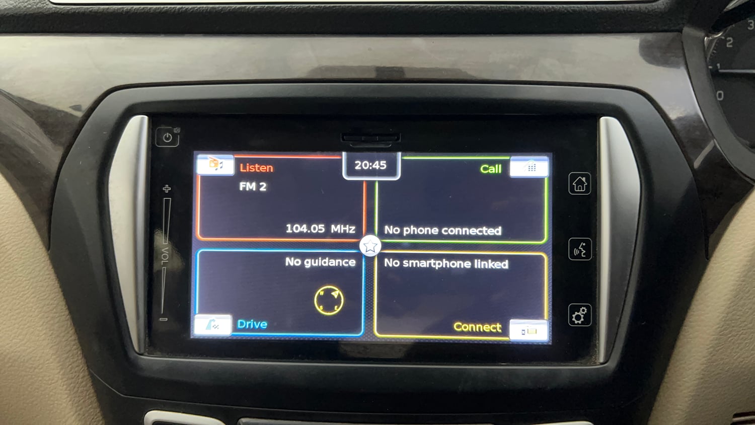 Used 2016 Maruti Suzuki Ciaz ZXi  AT Petrol Automatic top_features Integrated (in-dash) music system