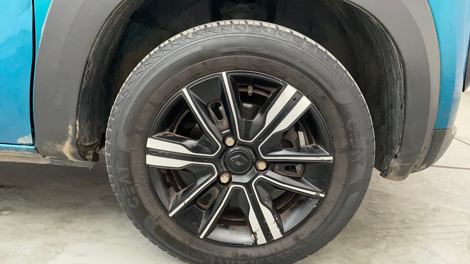 Used 2024 Renault Kwid CLIMBER 1.0 MT Petrol Manual tyres RIGHT FRONT TYRE RIM VIEW