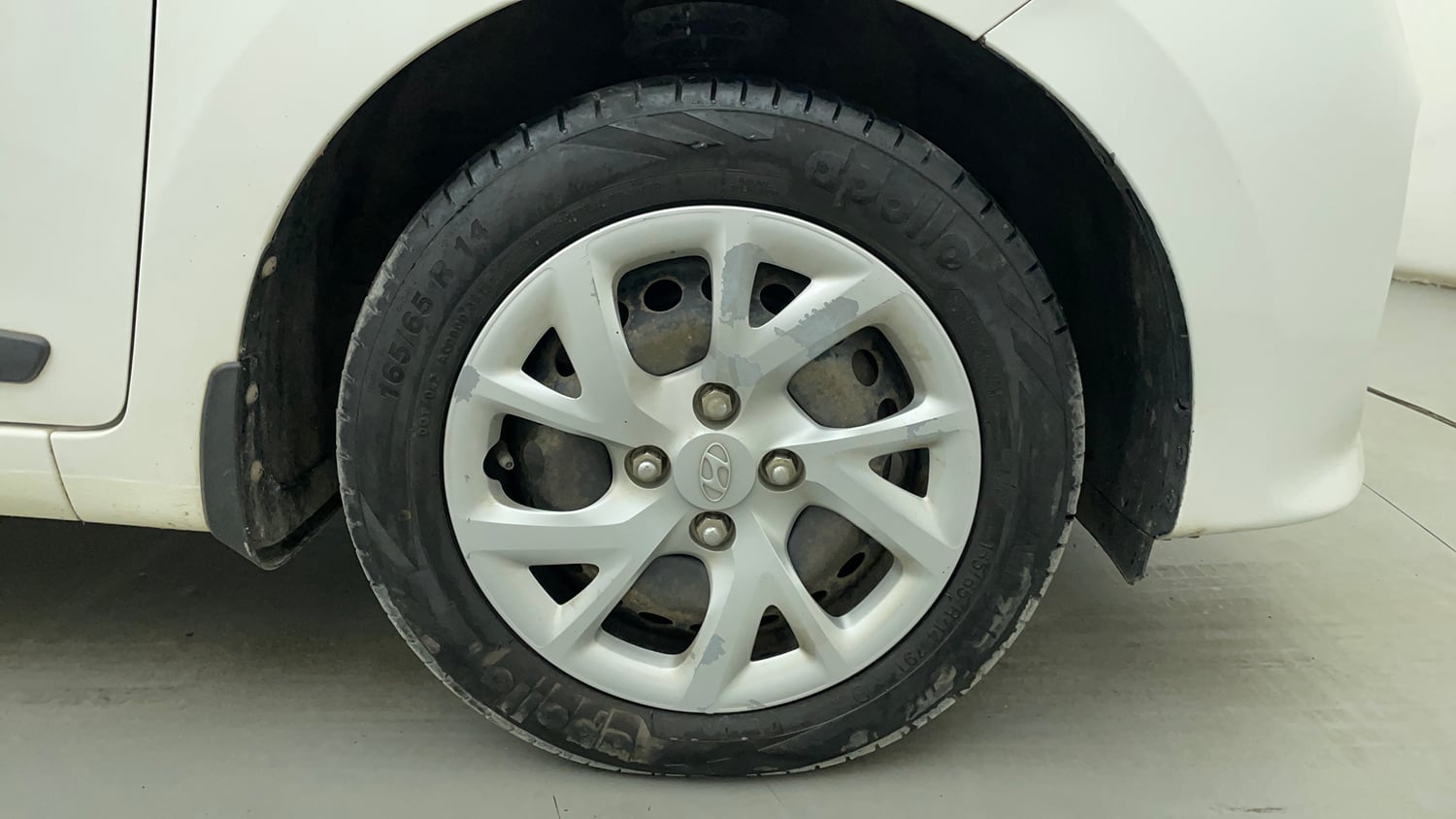 Used 2018 Hyundai Grand i10 Sportz (O) 1.2 Kappa VTVT Petrol Manual tyres RIGHT FRONT TYRE RIM VIEW