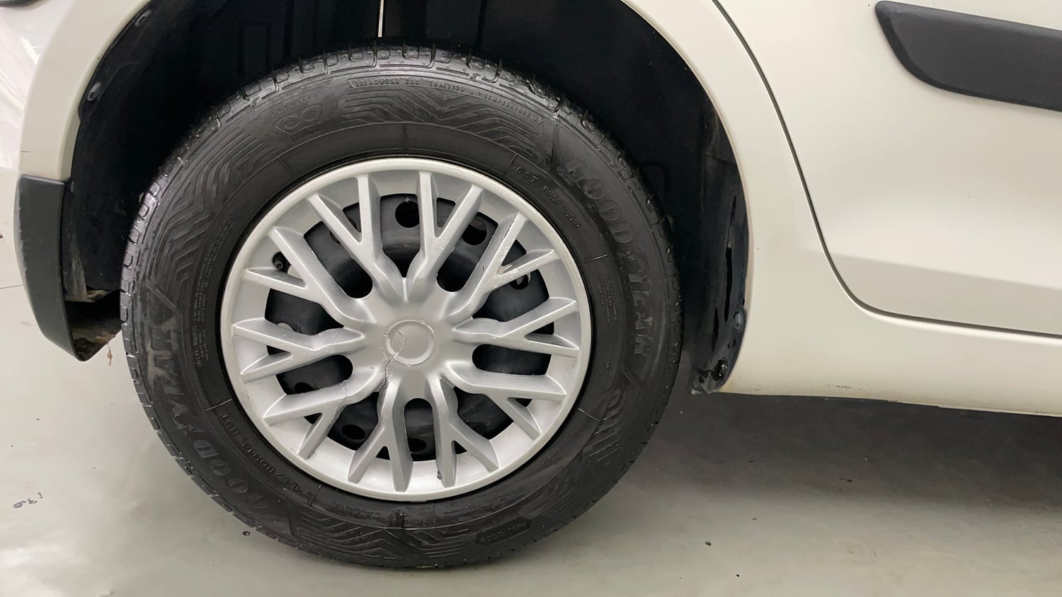 Used 2013 Maruti Suzuki Swift VXi Petrol Manual tyres RIGHT REAR TYRE RIM VIEW