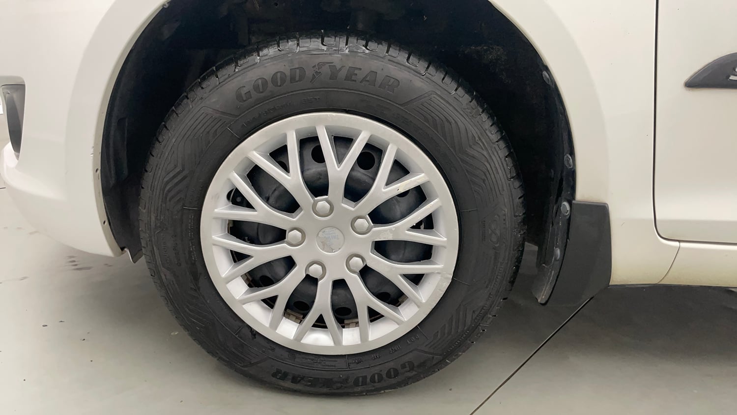 Used 2013 Maruti Suzuki Swift VXi Petrol Manual tyres LEFT FRONT TYRE RIM VIEW