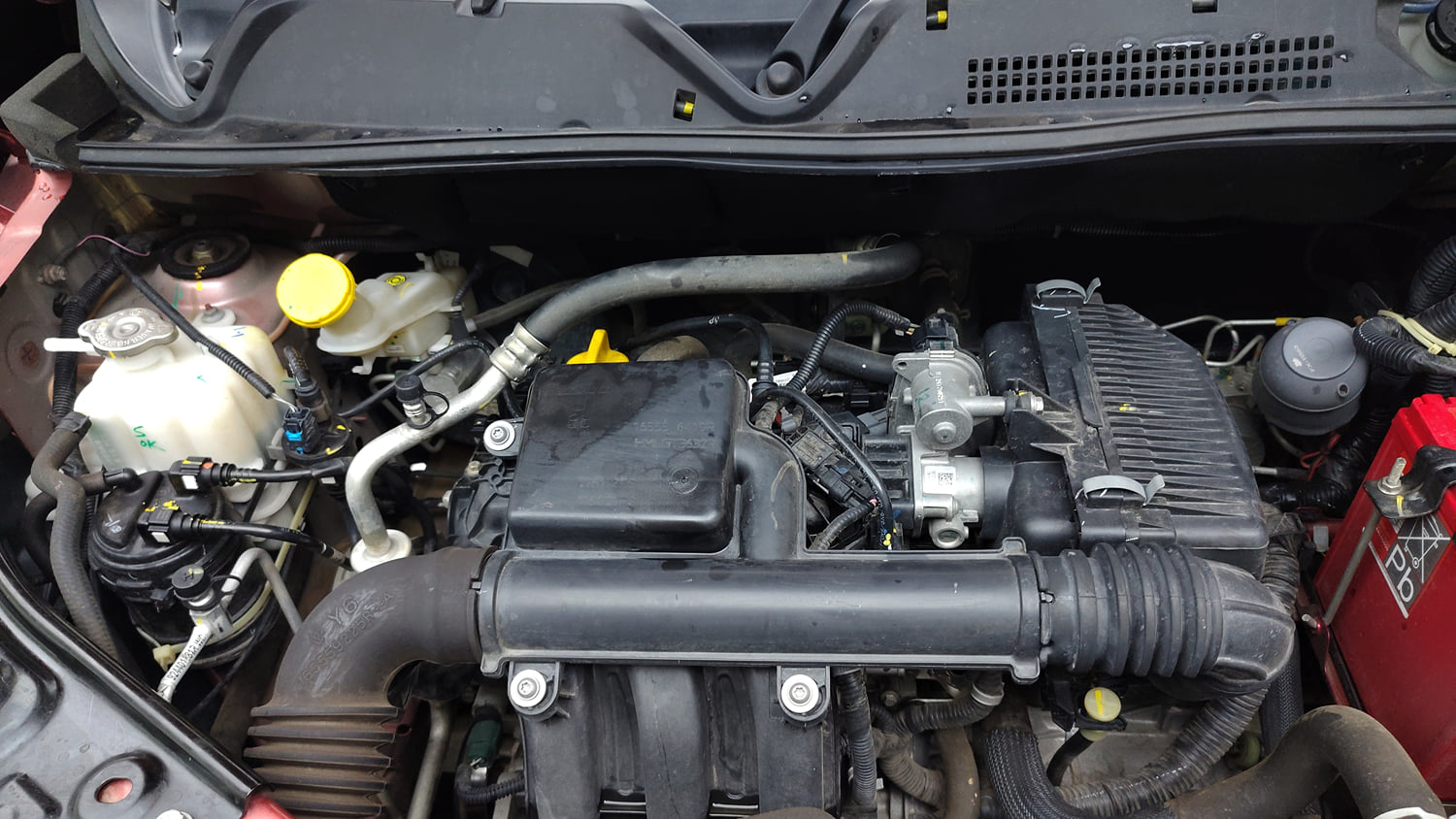 Used 2025 Nissan Magnite XE Petrol Manual engine ENGINE RIGHT SIDE VIEW