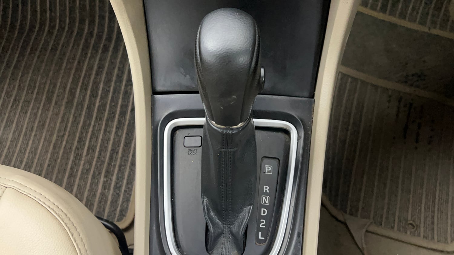 Used 2019 Maruti Suzuki Ciaz Delta Hybrid 1.5 AT Petrol Automatic interior GEAR  KNOB VIEW