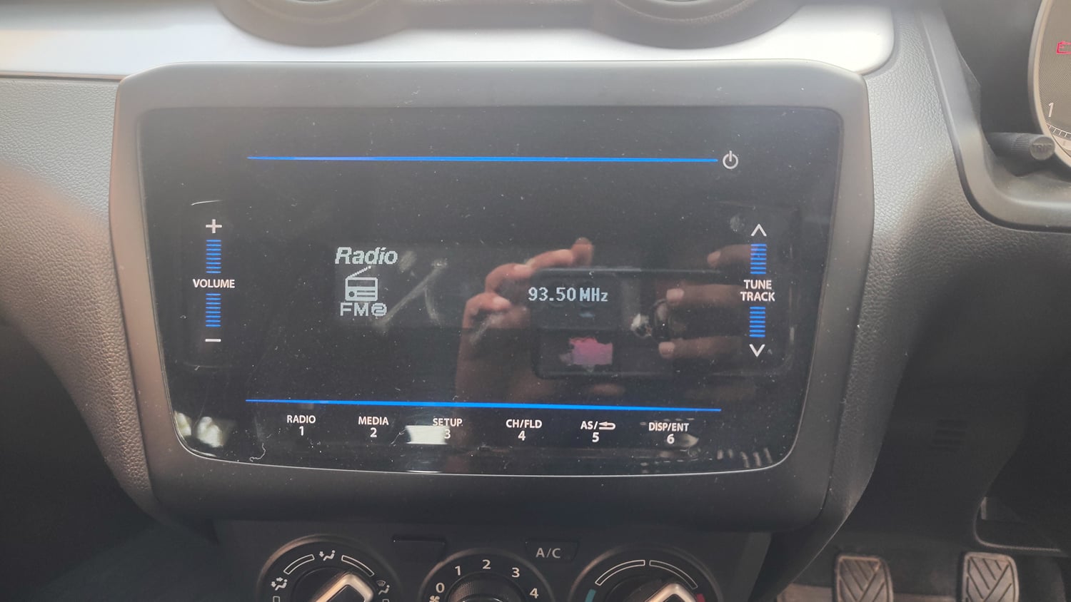 Used 2022 Maruti Suzuki Swift VXi Petrol Manual top_features Integrated (in-dash) music system