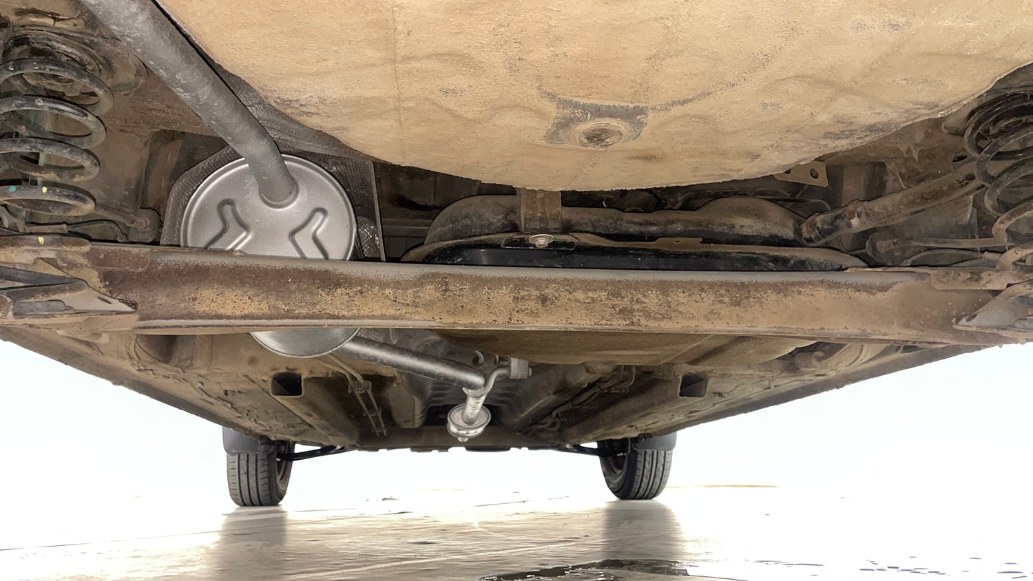 Used 2020 Renault Kwid 1.0 RXT AMT Opt Petrol Automatic extra REAR UNDERBODY VIEW (TAKEN FROM REAR)