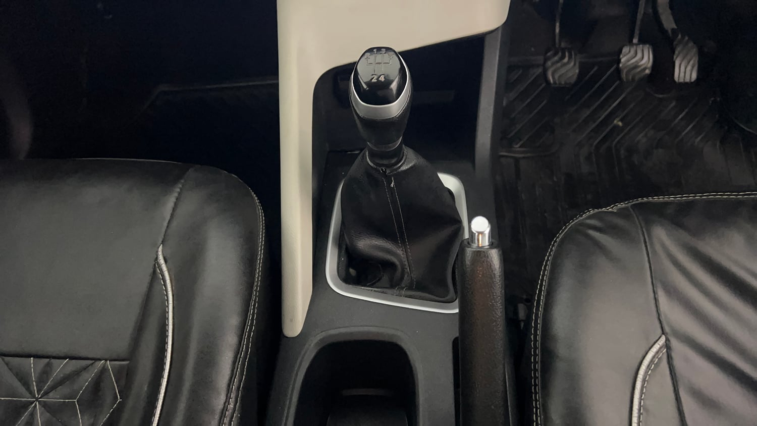 Used 2021 Nissan Magnite XL Petrol Manual interior GEAR  KNOB VIEW