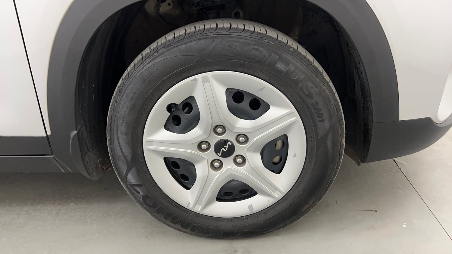 Used 2024 Kia Seltos HTK 1.5 Diesel MT Diesel Manual tyres RIGHT FRONT TYRE RIM VIEW